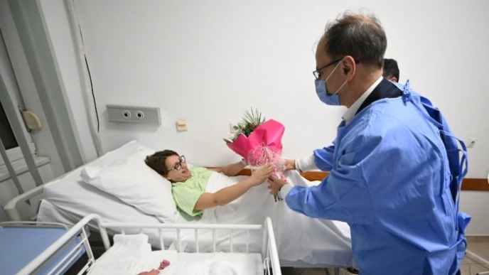 Macut obišao prvu rođenu bebu